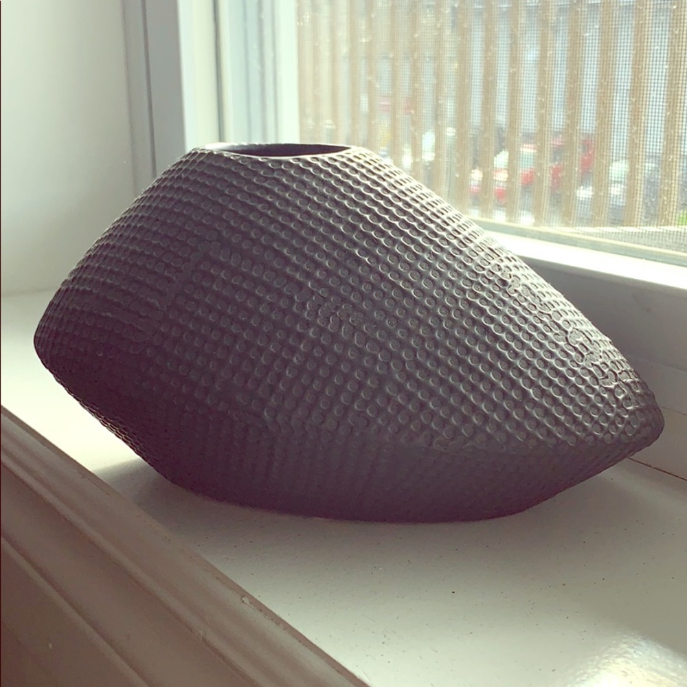 Black flower vase